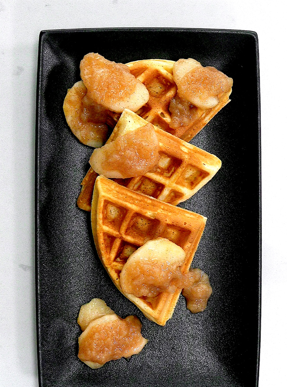Gaufres et sauce aux pommes à la cannelle