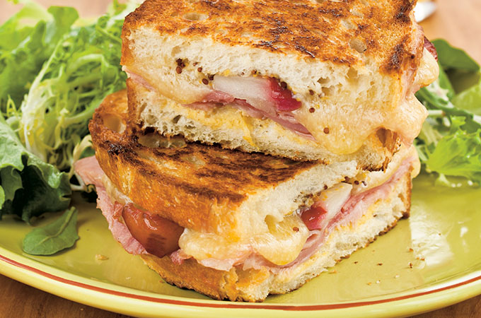 Grilled-cheese au jambon et à la moutarde