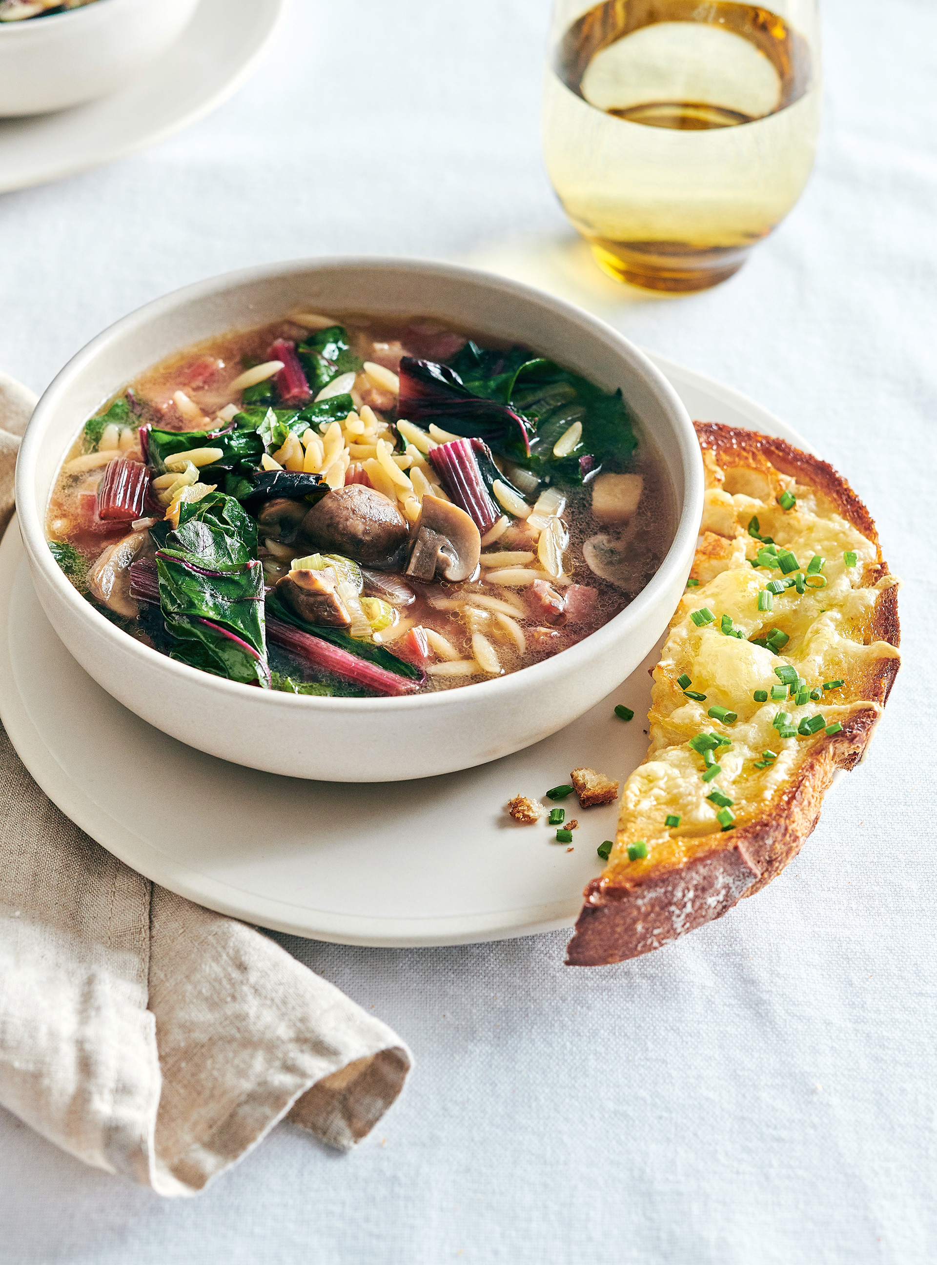 Soupe-repas à la bette à carde, à l’orzo, aux champignons et à la pancetta