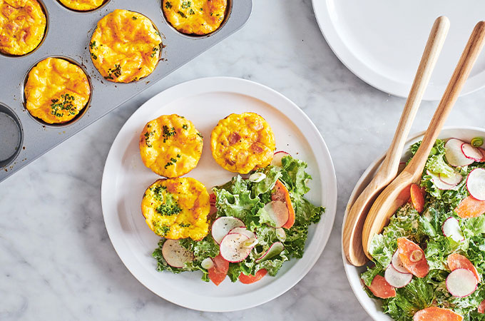 Mini-omelettes au fromage et salade crémeuse