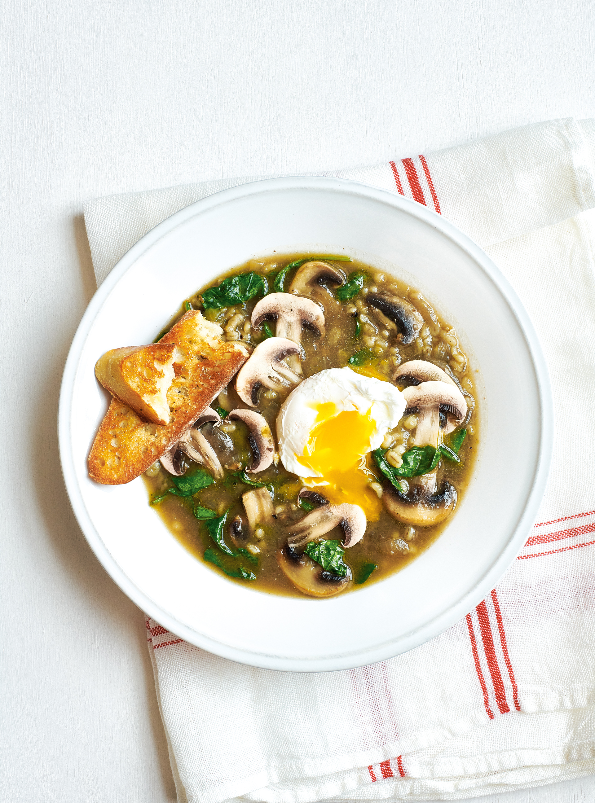 Soupe à l'orge, aux champignons et aux oeufs pochés
